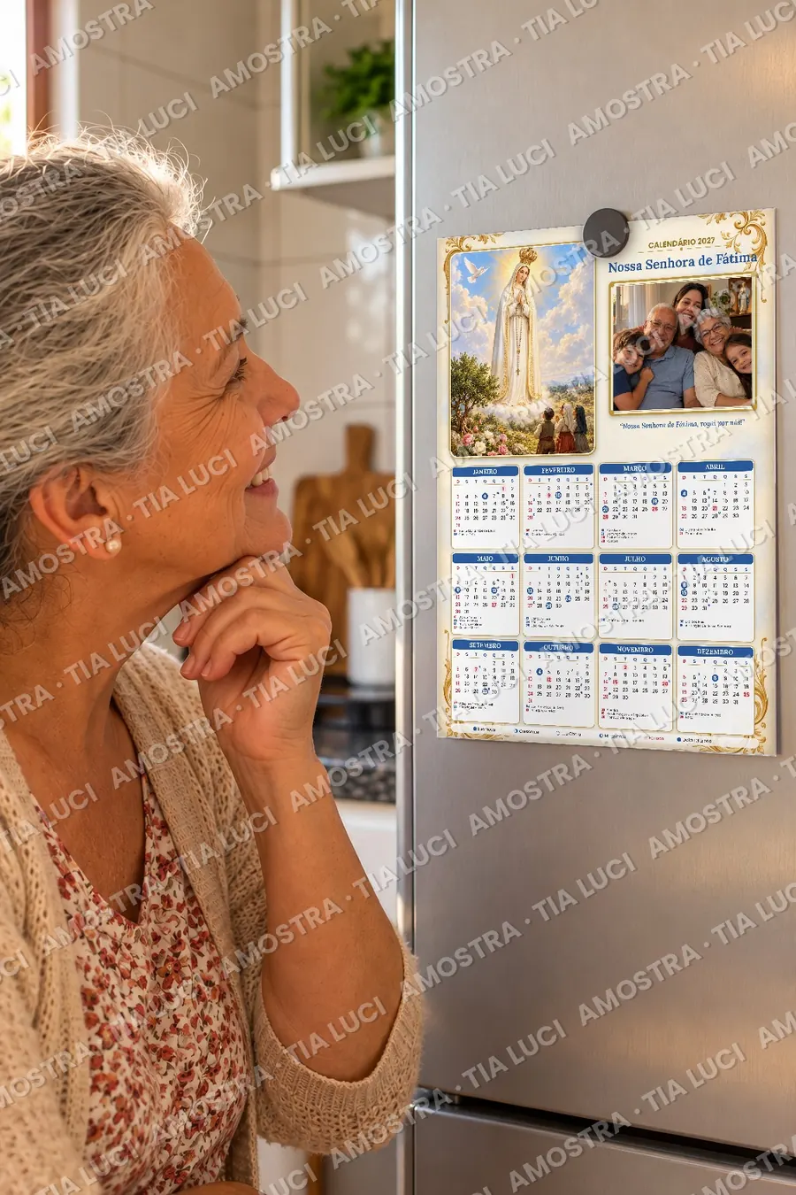 Senhora olhando o calendário na geladeira