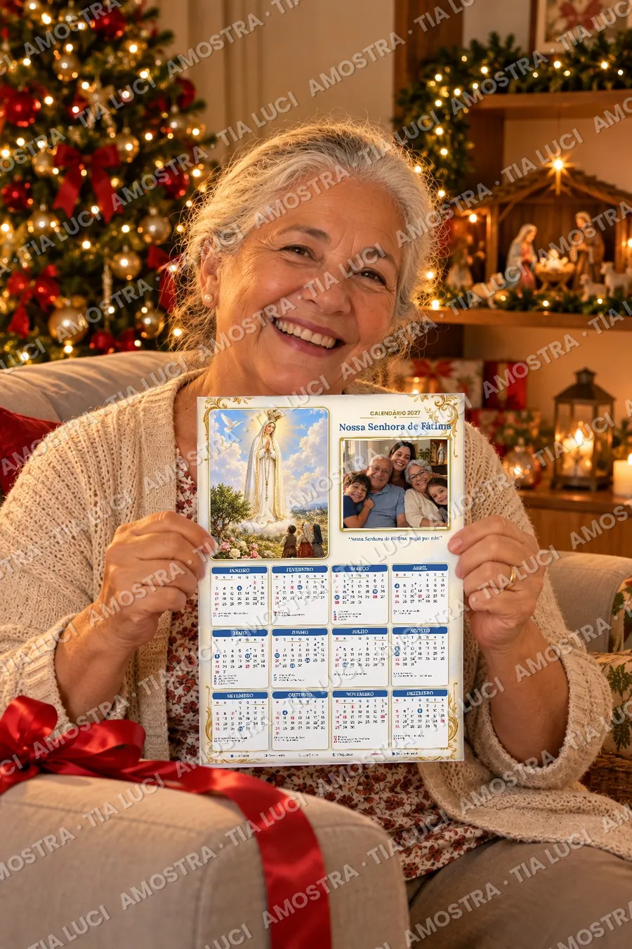 Senhora sorrindo com o calendário de presente de Natal